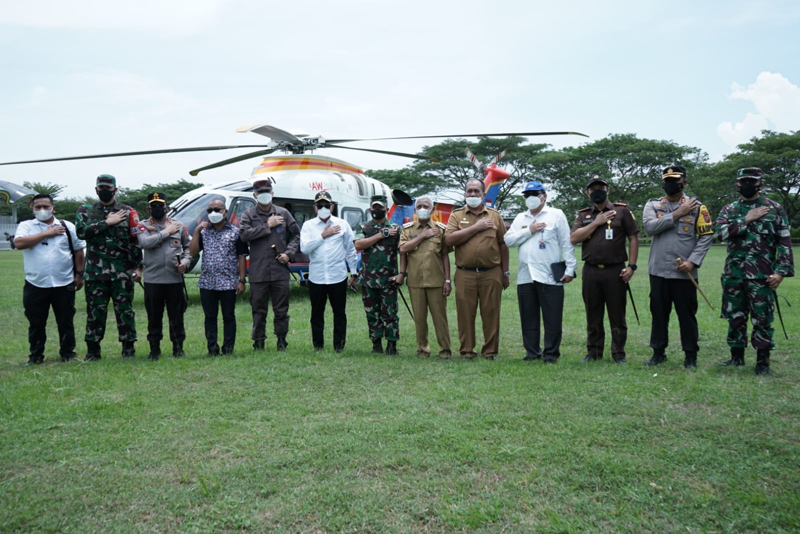 Bupati Asahan H. Surya, BSc bersama Wakil Bupati Asahan Taufik Zainal Abidin Siregar, S. Sos, M. Si dan Forkopimda Kabupaten Asahan menyambut kedatangan Gubernur Sumatera Utara (Gubsu) Edy Rahmayadi, Pangdam I/BB, Kapolda Sumut, Kajatisu, Wakil Ketua DPRD Provinsi Sumatera Utara (Provsu), Kepala Badan Intelijen Negara Daerah (Kabinda) Sumatera Utara dan Kepala Divisi Regional I Sumut beserta rombongan di Kabupaten Asahan, Senin (25/4/2022).