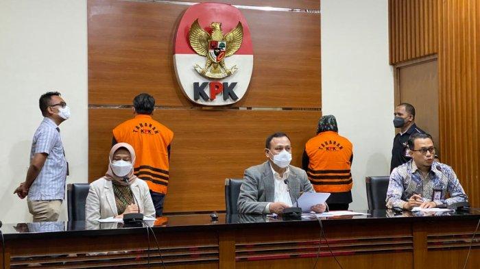 Komisi Pemberantasan Korupsi (KPK) telah menetapkan Bupati Bogor Ade Munawaroh Yasin dengan 7 orang lainnya sebagai tersangka kasus suap laporan keuangan daerah Pemkab Bogor.