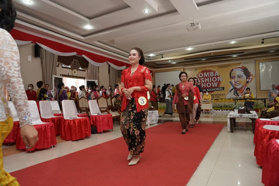 Dalam rangka memperingati hari lahir Kartini yang jatuh pada 21 April, Pemerintah Kabupaten Pakpak Bharat melalui Tim Penggerak PKK menyelenggarakan ajang Fashion Show bagi kalangan ASN, BUMD, BUMN serta bhayangkari dengan mengusung thema kebaya nasional, Kamis (21/04/2022)