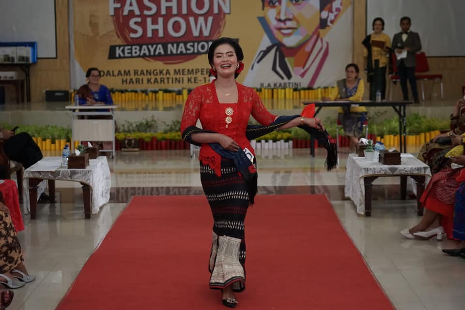 Dalam rangka memperingati hari lahir Kartini yang jatuh pada 21 April, Pemerintah Kabupaten Pakpak Bharat melalui Tim Penggerak PKK menyelenggarakan ajang Fashion Show bagi kalangan ASN, BUMD, BUMN serta bhayangkari dengan mengusung thema kebaya nasional, Kamis (21/04/2022)