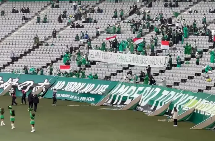 Pemain Tokyo Verdy, Pratama Arhan, datang ke Stadion Ajinomoto untuk menyambut para fans yang datang di laga lawan Oita Trinita, Minggu sore (3/4/2022). Datangnya Arhan mendapatkan sambutan meriah dari para fans Verdy.