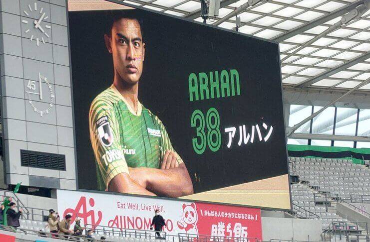 Pemain Tokyo Verdy, Pratama Arhan, datang ke Stadion Ajinomoto untuk menyambut para fans yang datang di laga lawan Oita Trinita, Minggu sore (3/4/2022). Datangnya Arhan mendapatkan sambutan meriah dari para fans Verdy.