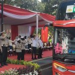 Polda Metro Jaya memberangkatkan sebanyak 540 pemudik pada hari pertama pemberangkatan program Mudik Gratis Polri 2022 dari Jakarta ke 21 kota tujuan di Pulau Jawa, Senin (25/4/2022).