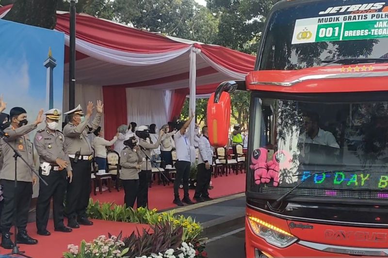 Polda Metro Jaya memberangkatkan sebanyak 540 pemudik pada hari pertama pemberangkatan program Mudik Gratis Polri 2022 dari Jakarta ke 21 kota tujuan di Pulau Jawa, Senin (25/4/2022).