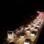 Antrean kendaraan yang akan menuju ke wilayah Solo atau Jawa Timur mengular di Km 422 ruas tol dalam Kota Semarang sejak Jumat siang hingga sore akibat kontur jalan yang menanjak di sekitar Jatingaleh.