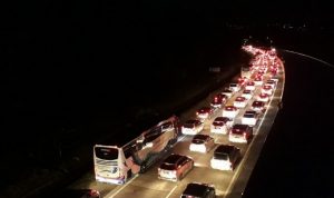 Antrean kendaraan yang akan menuju ke wilayah Solo atau Jawa Timur mengular di Km 422 ruas tol dalam Kota Semarang sejak Jumat siang hingga sore akibat kontur jalan yang menanjak di sekitar Jatingaleh.