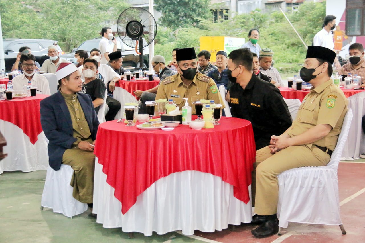 Guna meningkatkan rasa kebersamaan, Wali Kota Medan Bobby Nasution menghadiri acara buka puasa bersama dengan insan jurnalis yang tergabung kedalam wartawan unit Pemko Medan di Laangan Cadika Medan Johor, Selasa (26/4/2022).