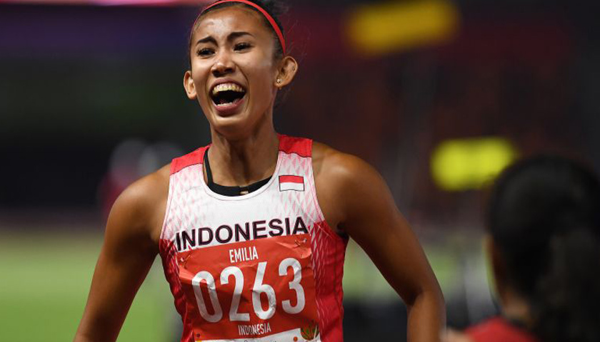 Pelari Emilia Nova meraih medali emas saat turun pada nomor 100 meter lari gawang putri dalam ajang 82nd Singapore Open Track & Field Championships 2022 di Home of Athletics, Kallang Sports Centre, Singapura, Sabtu (16/4/2022).