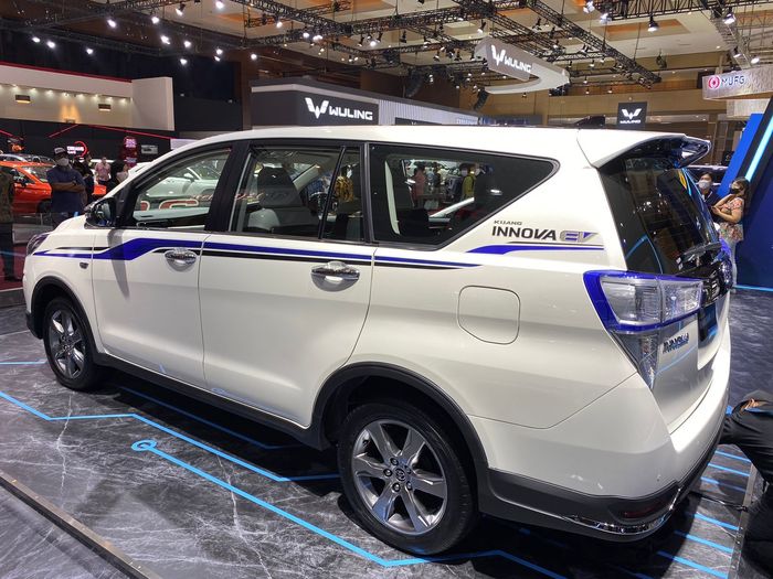 Berbasis Toyota Kijang Innova, mobil konsep Battery Electric Vehicle (BEV) diperkenalkan di pameran Indonesia International Motor Show (IIMS) Hybrid 2022, Kamis (31/3/2022).