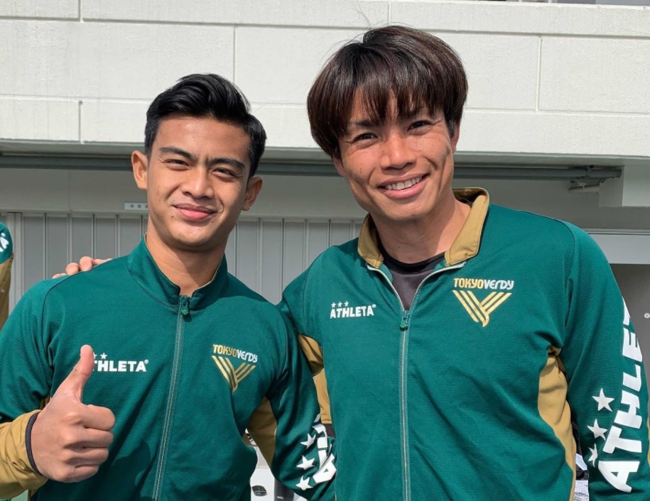 Pemain Tokyo Verdy, Pratama Arhan, datang ke Stadion Ajinomoto untuk menyambut para fans yang datang di laga lawan Oita Trinita, Minggu sore (3/4/2022). Datangnya Arhan mendapatkan sambutan meriah dari para fans Verdy.