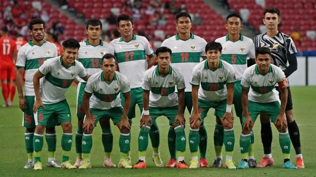 Skuad Garuda Indonesia akan menghadapi tuan rumah Vietnam dalam pertandingan pembuka cabang olahraga sepak bola putra SEA Games 2021, Jumat (6/5/2022). Berikut daftar susunan pemain timnas Indonesia U-23.