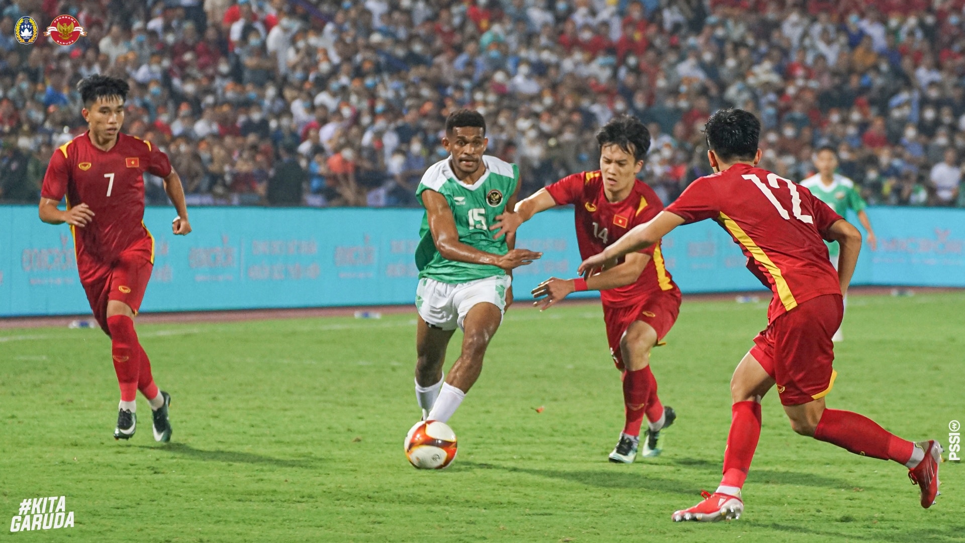 Penampilan lini belakang Timnas Indonesia U-23 pascakekalahan telak 0-3 kontra Vietnam di partai perdana SEA Games 2021 menuai sorotan. Pelatih Shin Tae-yong meminta dua pilar utama yang belum bergabung dapat segera hadir di partai berikutnya.