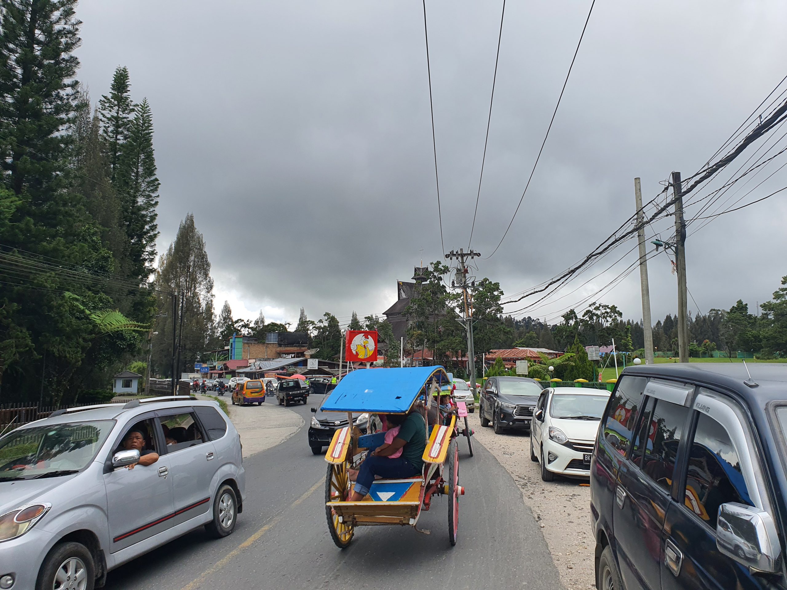 Hari Raya Idul Fitri 1443 Hijriah ke-3, belum terjadi kemacetan namun kepadatan kendaraan tampak mulai terlasa di Jalan Letjen Jamin Ginting dari Medan menuju Kota Wisata Berastagi, Kabupaten Karo, Rabu (4/5/2022) pukul 14.00 WIB.