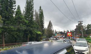Hari Raya Idul Fitri 1443 Hijriah ke-3, belum terjadi kemacetan namun kepadatan kendaraan tampak mulai terlasa di Jalan Letjen Jamin Ginting dari Medan menuju Kota Wisata Berastagi, Kabupaten Karo, Rabu (4/5/2022) pukul 14.00 WIB.