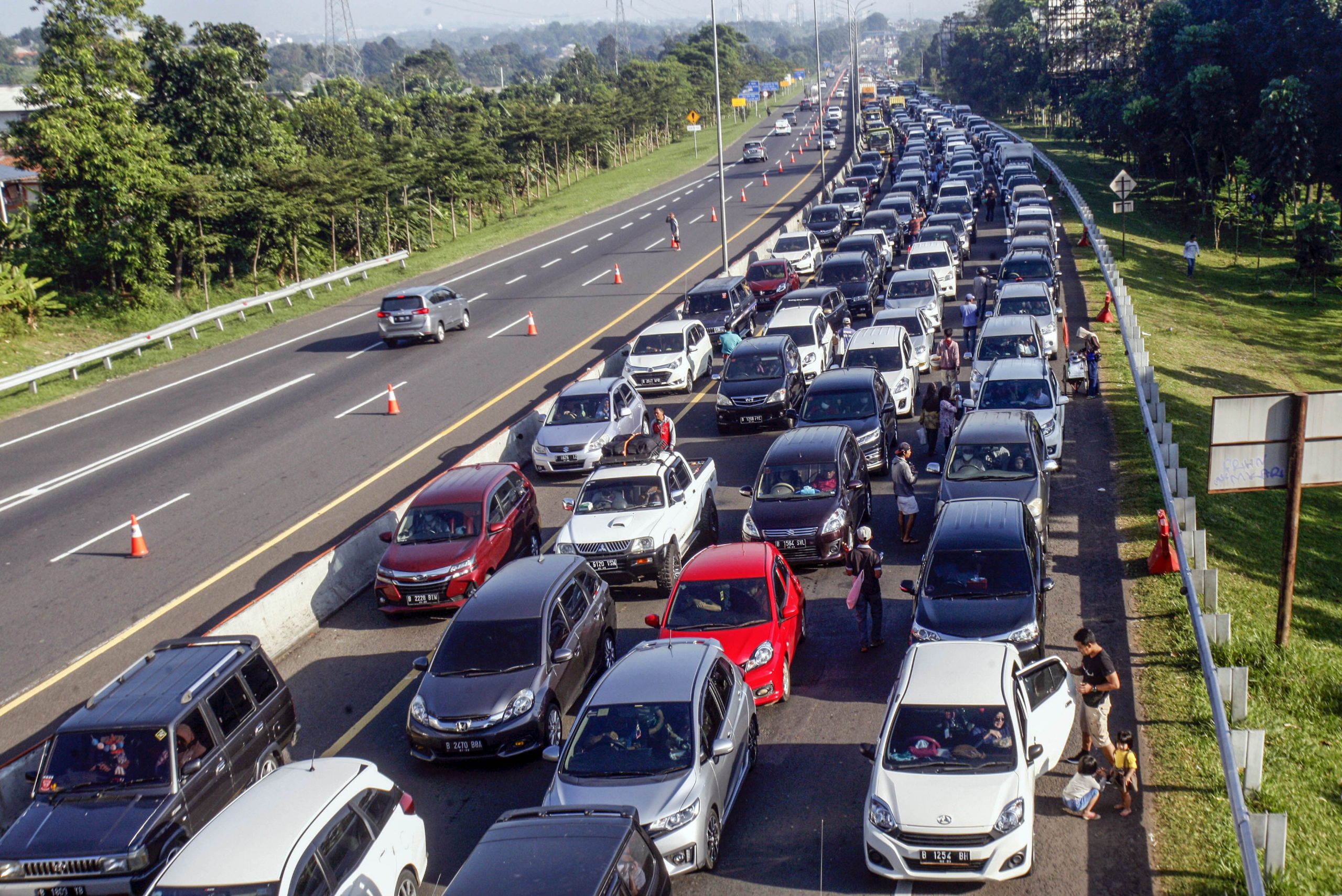Rekayasa arus lalu lintas satu jalur alias one way karena kepadatan atau penumpukan arus kendaraan yang menuju ke Puncak, Bogor, Jawa Barat.
