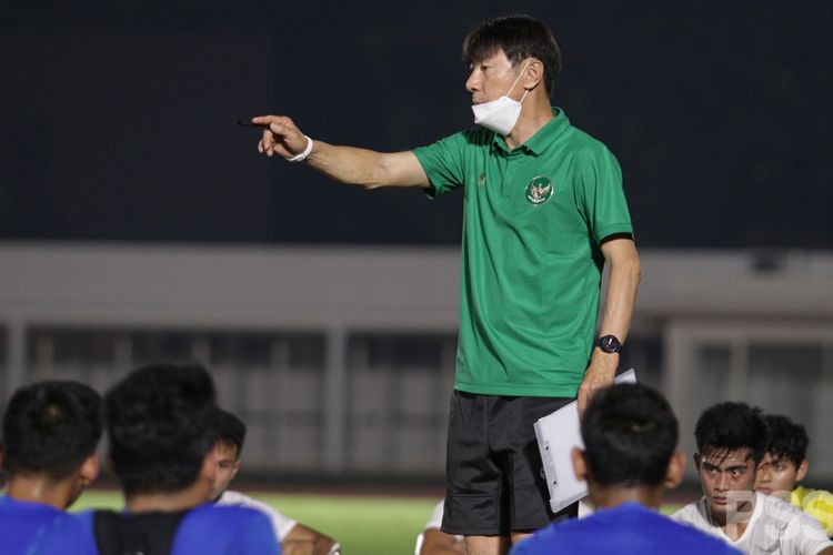 Pelatih tim nasional U-23 Indonesia Shin Tae-yong mengeluhkan kualitas lapangan latihan anak-anak asuhnya di Vietnam, yang dipakai untuk mempersiapkan diri menuju laga perdana Grup A SEA Games 2021 kontra Vietnam.