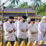 Gubernur Sumatera Utara Edy Rahmayadi dan Wali Kota Medan Bobby Nasution melakukan Salat Idulfitri bersama di Lapangan Merdeka Medan, Senin (2/5/2022).