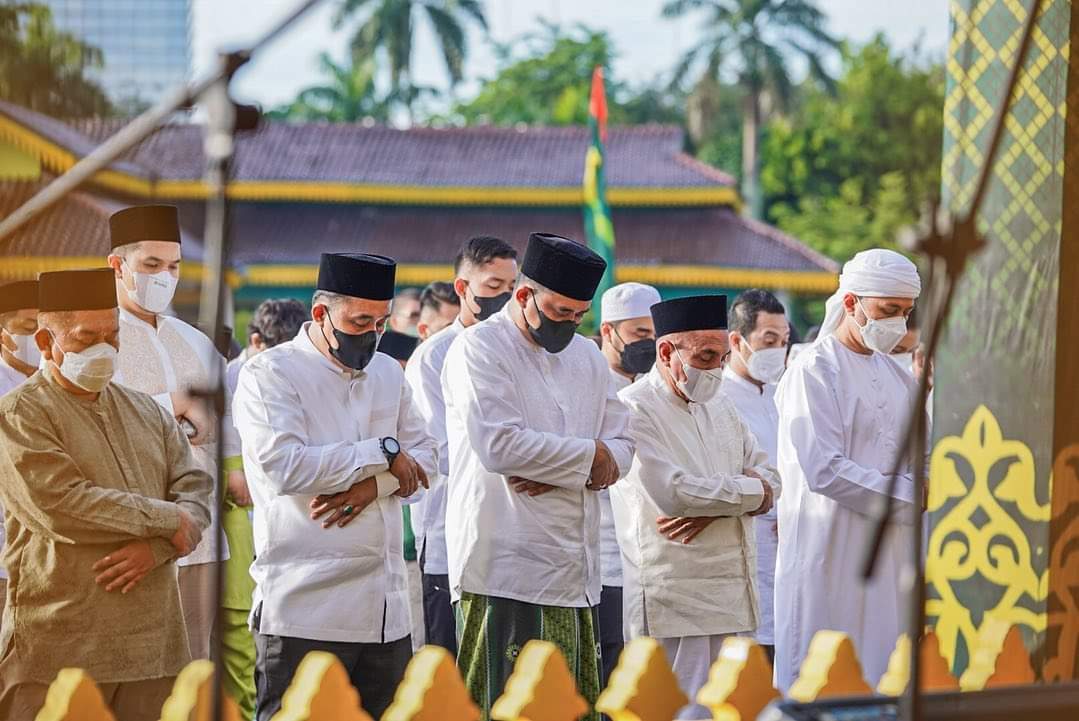 Gubernur Sumatera Utara Edy Rahmayadi dan Wali Kota Medan Bobby Nasution melakukan Salat Idulfitri bersama di Lapangan Merdeka Medan, Senin (2/5/2022).