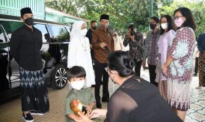 Presiden Joko Widodo (Jokowi) dan Ibu Iriana Joko Widodo memanfaatkan momen Lebaran untuk berkumpul dengan anak, menantu, dan cucu.