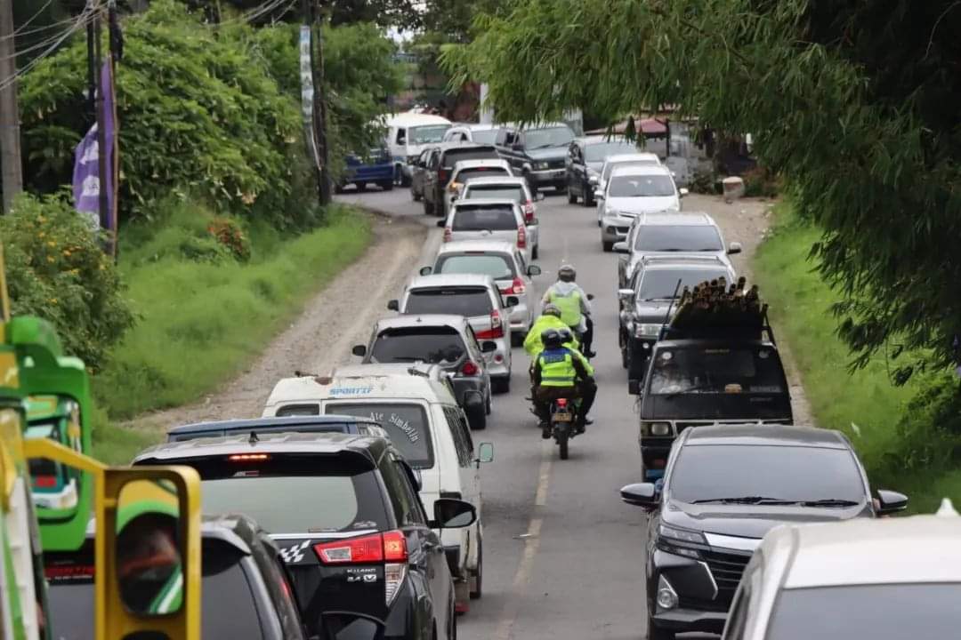 Arus lalu lintas d Jalan Letjen Jamin Ginting Berastagi, Kabupaten Karo - Medan, mulai terlihat padat merayap, Kamis (5/5/2022) sore.