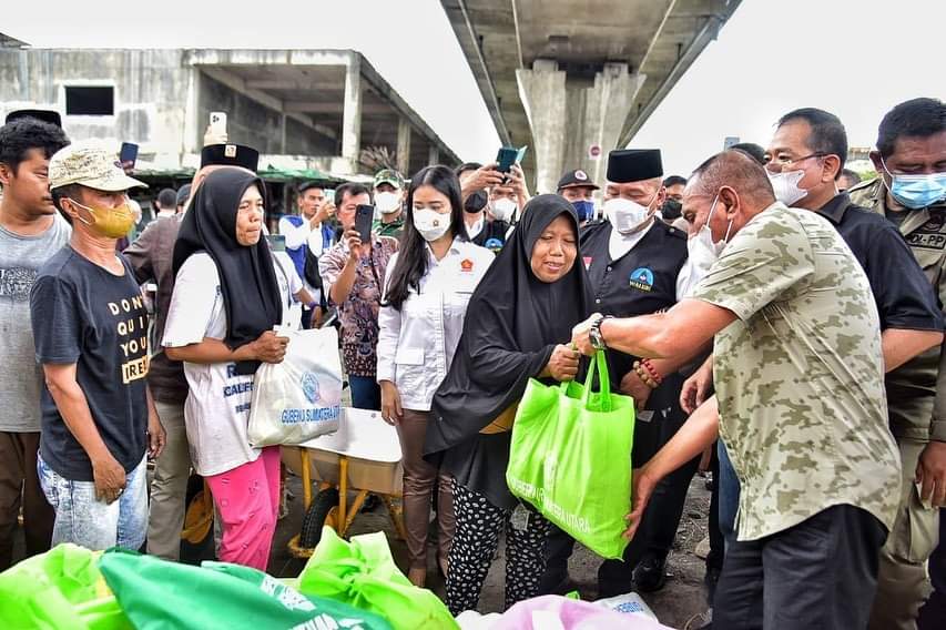 Gubernur Sumatera Utara (Sumut) Edy Rahmayadi mengunjungi korban kebakaran di Gang Lurah, Jalan Wahidin, Medan, Kamis (5/5/2022).