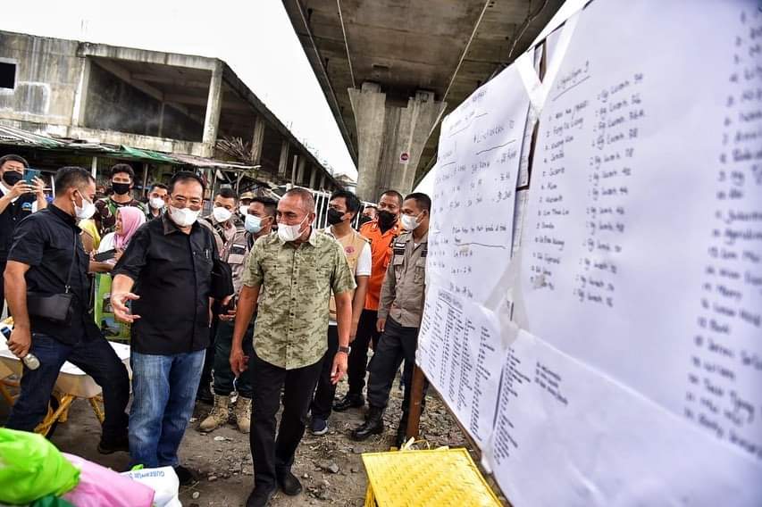 Gubernur Sumatera Utara (Sumut) Edy Rahmayadi mengunjungi korban kebakaran di Gang Lurah, Jalan Wahidin, Medan, Kamis (5/5/2022).