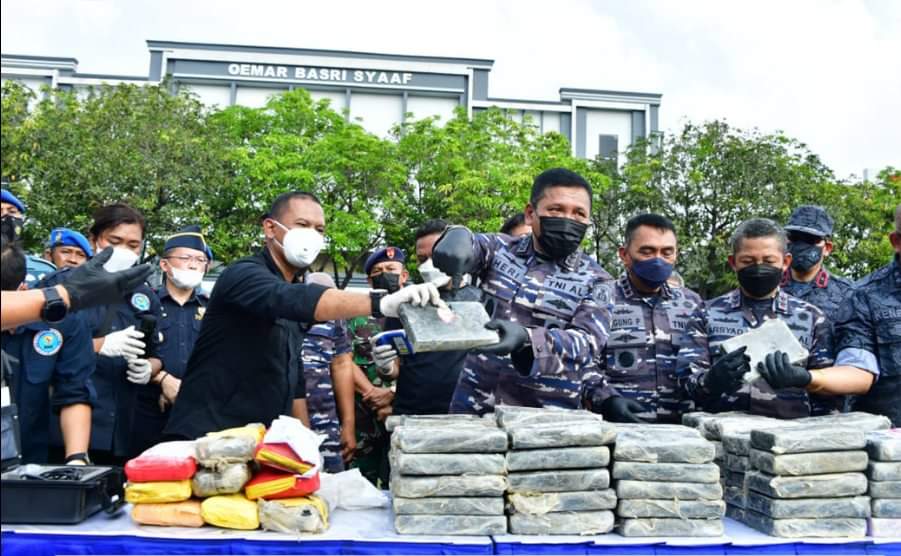 Ditengah suasana perayaan Hari Idul Fitri, sindikat narkotika kian gencar melakukan aksinya dalam melakukan peredaran gelap narkotika. Hal ini terbukti dengan adanya pengungkapan narkotika jenis kokain yang dilakukan Kapal Patroli TNI AL (KAL) Sangiang Jajaran Koarmada 1 di perairan Selat Sunda.