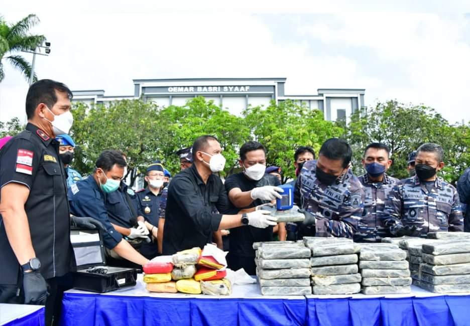 Ditengah suasana perayaan Hari Idul Fitri, sindikat narkotika kian gencar melakukan aksinya dalam melakukan peredaran gelap narkotika. Hal ini terbukti dengan adanya pengungkapan narkotika jenis kokain yang dilakukan Kapal Patroli TNI AL (KAL) Sangiang Jajaran Koarmada 1 di perairan Selat Sunda.