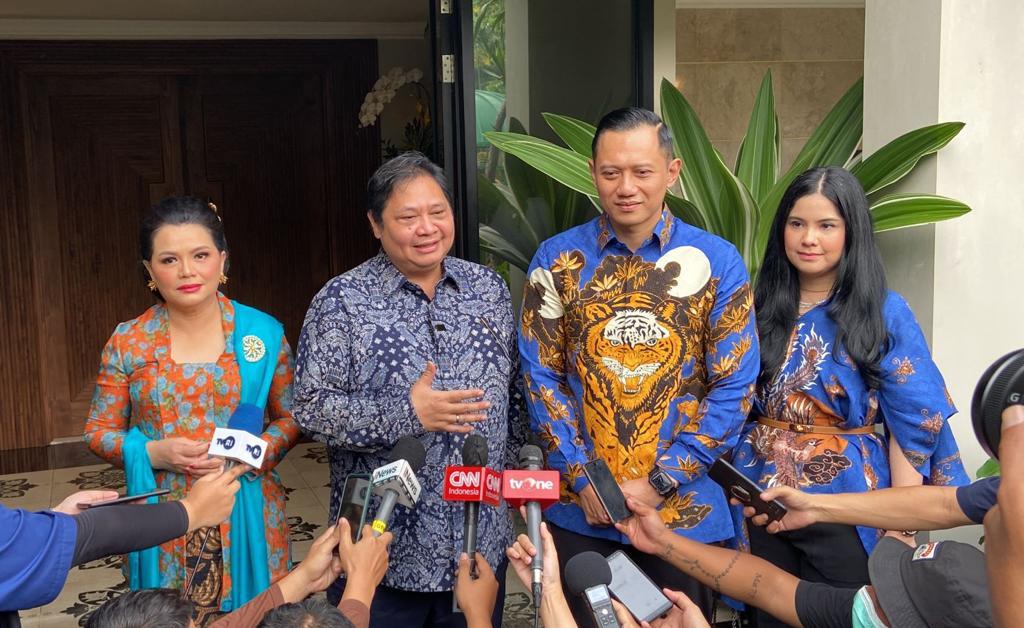 Ketua Umum DPP Partai Demokrat, Agus Harimurti Yudhoyono atau AHY mengunjungi Ketua Umum DPP Partai Golkar Airlangga Hartarto ke kediaman Airlangga di rumah dinas di Kompleks Widya Chandra, Sabtu (7/5/2022).