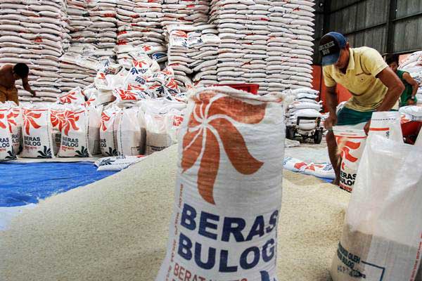 Direktur Perum Bulog Budi Waseso, biasa disapa Buwas mengklaim jika pihaknya sudah empat tahun tidak melakukan impor beras. Hal ini karena produksi beras dalam negeri sedang meningkat.