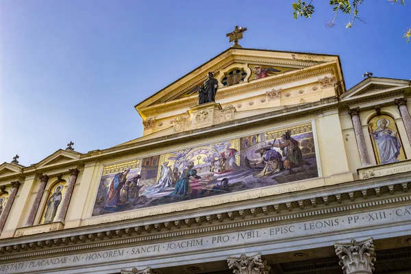 Grafiti di Loteng Gereja Roma Ungkap Rahasia Buronan Yahudi