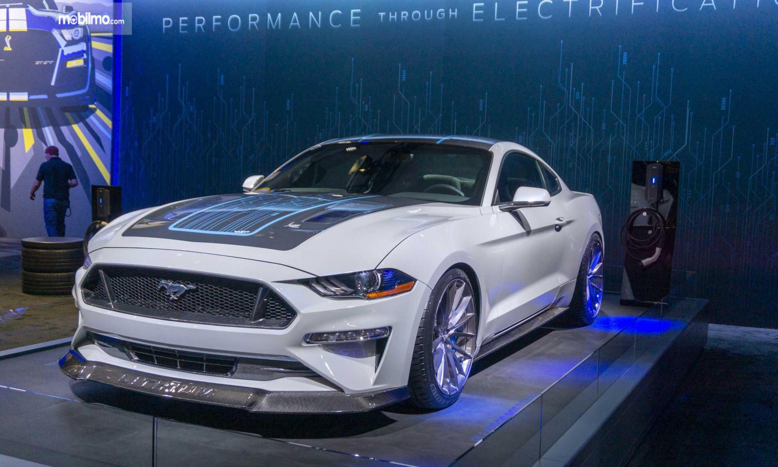 Ford sedang mengembangkan teknologi baru yang memungkinkan pemilik kendaraan untuk menghidupkan mesin dari jarak jauh, mungkin dengan menggunakan key fob, menurut aplikasi paten yang ditemukan oleh 7th Mustang dan situs penggemar Ford lainnya.