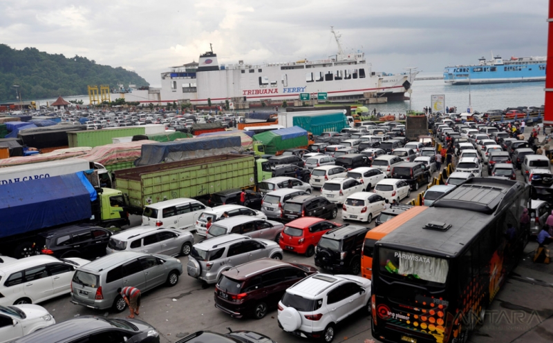 Ribuan kendaraan roda empat maupun roda dua memadati kantong parkir di Pelabuhan Bakauheni, Lampung Selatan, pada H+3 Lebaran 2022 untuk menunggu giliran berlayar menuju Pelabuhan Merak, Banten.