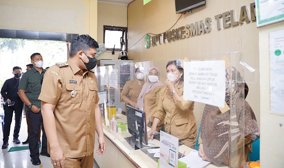 Usai memimpin apel perdana usai libur dan cuti bersama Idul Fitri 1443 Hijriah di Balai Kota, Wali Kota Medan Bobby Nasution melakukan inspeksi mendadak (sidak) ke sejumlah kantor pelayanan dan fasilitas layanan kesehatan, Senin (9/5/2022).
