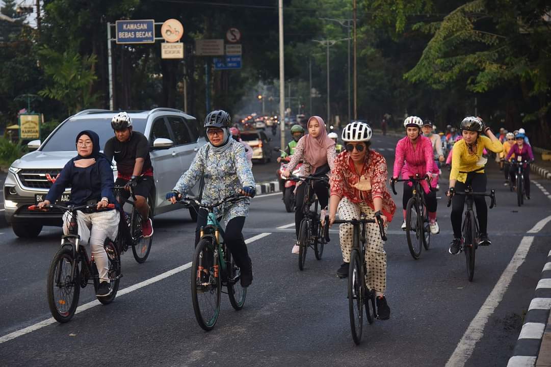 Puluhan Perempuan Berkebaya Gowes Keliling Kota Medan