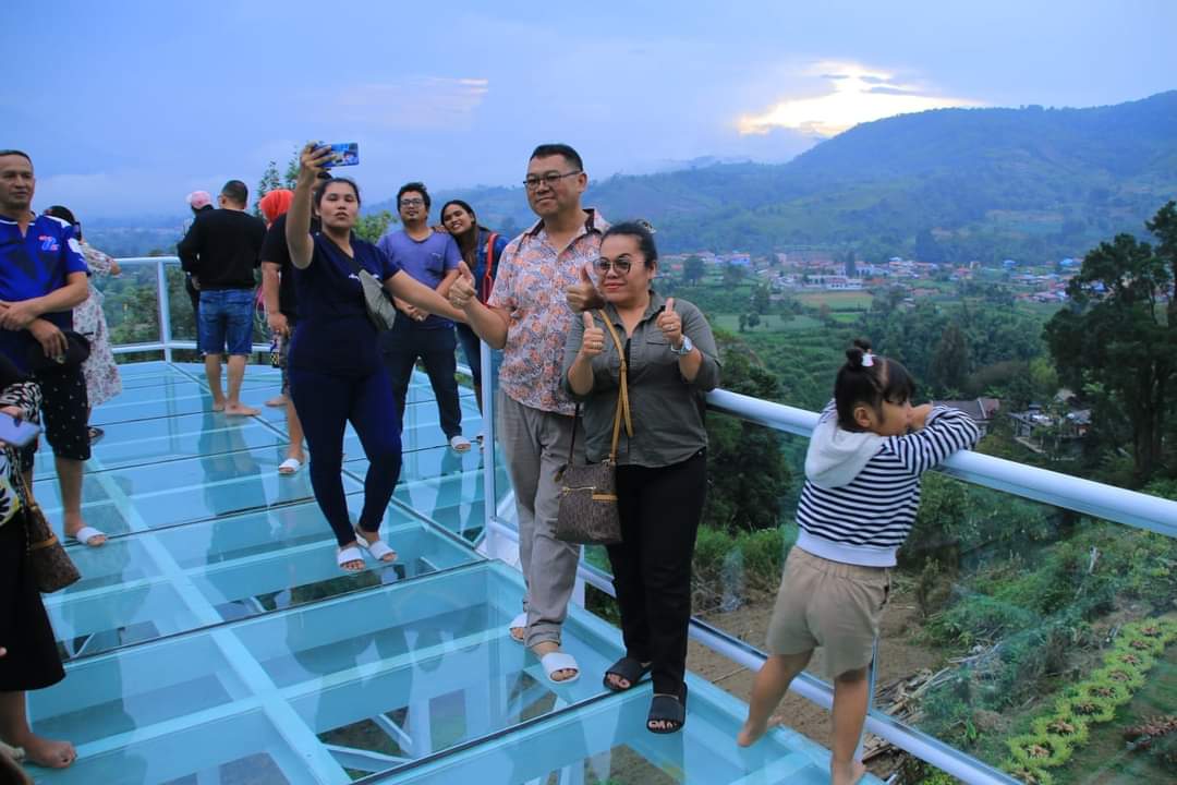 Menikmati Sunrise Dan Sunset Dari Jembatan Kaca Gundaling Sky Hill