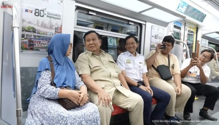presiden-prabowo-subianto-menaiki-krl-dari-stasiun-manggarai-menuju-tanah-abang-pada-selasa-4112025-1762229860155_169