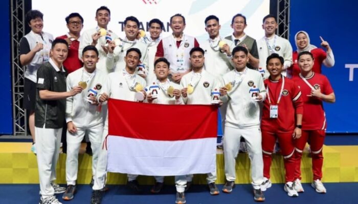 68377-tim-bulu-tangkis-putra-meraih-medali-emas-sea-games-2025
