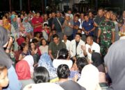 Gubernur-bersama-pengungsi-di-Posko-Bencana-Air-Hitam-1-1536x1021 (1)