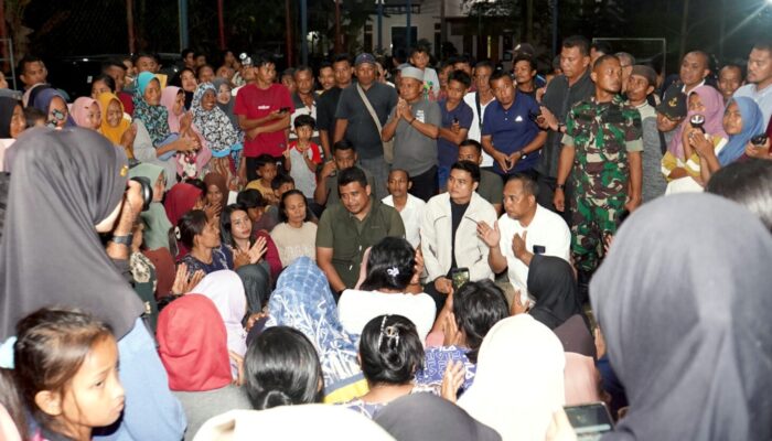 Gubernur-bersama-pengungsi-di-Posko-Bencana-Air-Hitam-1-1536x1021 (1)