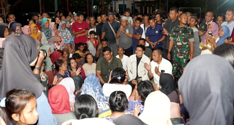 Gubernur-bersama-pengungsi-di-Posko-Bencana-Air-Hitam-1-1536x1021 (1)