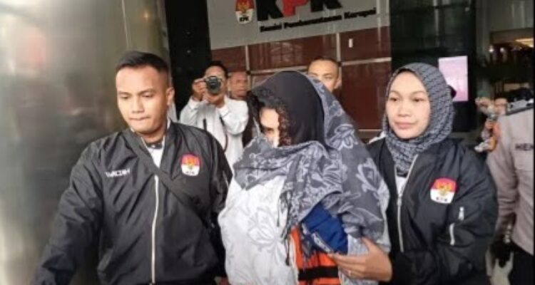 bupati-pekalongan-fadia-arafiq-kenakan-rompi-oranye-kpk-edq