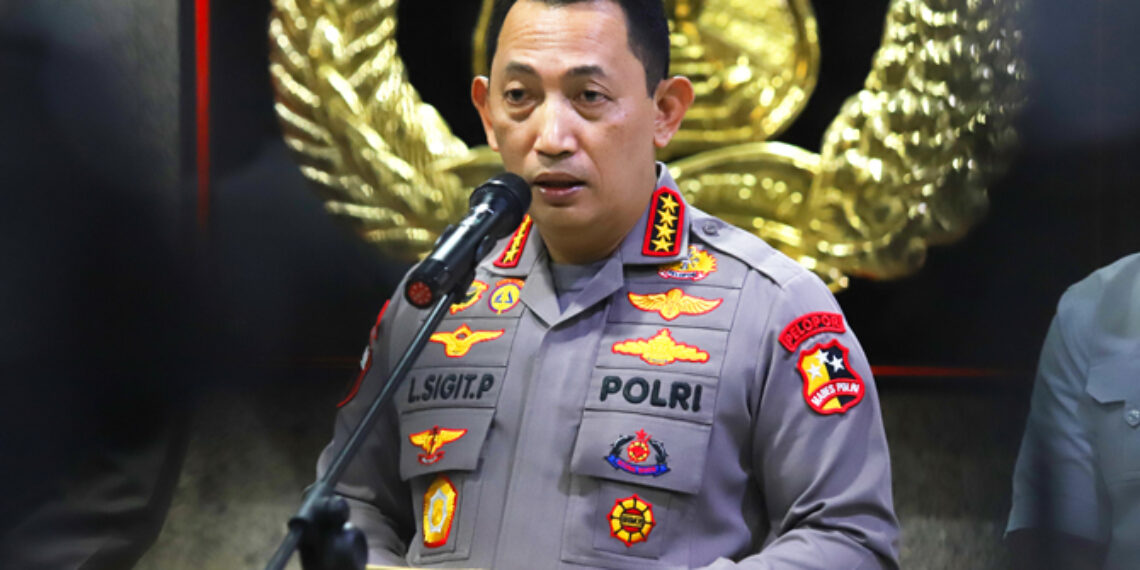 Kapolri Jenderal Pol Listyo Sigit Prabowo menyampaikan keterangan pers terkait penyidikan kasus penembakan Brigadir J di Mabes Polri, Jakarta, Kamis (4/8/2022). Kapolri Jenderal Pol Listyo Sigit Prabowo menyatakan melalui Tim Inspektorat Khusus (Irsus) telah melakukan pemeriksaan terhadap 25 personel polri terkait dugaan pelanggaran kode etik dalam perkara penembakan Brigadir J di rumah dinas Kadiv Propam nonaktif Irjen Pol Ferdy Sambo. Foto: Dery Ridwansah/ JawaPos.com