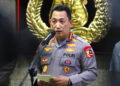 Kapolri Jenderal Pol Listyo Sigit Prabowo menyampaikan keterangan pers terkait penyidikan kasus penembakan Brigadir J di Mabes Polri, Jakarta, Kamis (4/8/2022). Kapolri Jenderal Pol Listyo Sigit Prabowo menyatakan melalui Tim Inspektorat Khusus (Irsus) telah melakukan pemeriksaan terhadap 25 personel polri terkait dugaan pelanggaran kode etik dalam perkara penembakan Brigadir J di rumah dinas Kadiv Propam nonaktif Irjen Pol Ferdy Sambo. Foto: Dery Ridwansah/ JawaPos.com