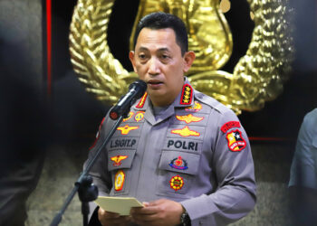 Kapolri Jenderal Pol Listyo Sigit Prabowo menyampaikan keterangan pers terkait penyidikan kasus penembakan Brigadir J di Mabes Polri, Jakarta, Kamis (4/8/2022). Kapolri Jenderal Pol Listyo Sigit Prabowo menyatakan melalui Tim Inspektorat Khusus (Irsus) telah melakukan pemeriksaan terhadap 25 personel polri terkait dugaan pelanggaran kode etik dalam perkara penembakan Brigadir J di rumah dinas Kadiv Propam nonaktif Irjen Pol Ferdy Sambo. Foto: Dery Ridwansah/ JawaPos.com