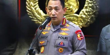 Kapolri Jenderal Pol Listyo Sigit Prabowo menyampaikan keterangan pers terkait penyidikan kasus penembakan Brigadir J di Mabes Polri, Jakarta, Kamis (4/8/2022). Kapolri Jenderal Pol Listyo Sigit Prabowo menyatakan melalui Tim Inspektorat Khusus (Irsus) telah melakukan pemeriksaan terhadap 25 personel polri terkait dugaan pelanggaran kode etik dalam perkara penembakan Brigadir J di rumah dinas Kadiv Propam nonaktif Irjen Pol Ferdy Sambo. Foto: Dery Ridwansah/ JawaPos.com